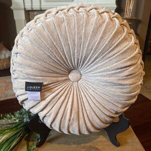 Round Pintuck Pleated Ruched Accent Throw Pillows J. Queen New York 16" EUC